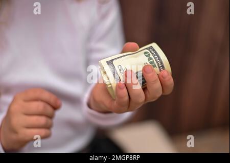 Bargeld in der Hand des Kindes. Hochwertiges Foto Stockfoto