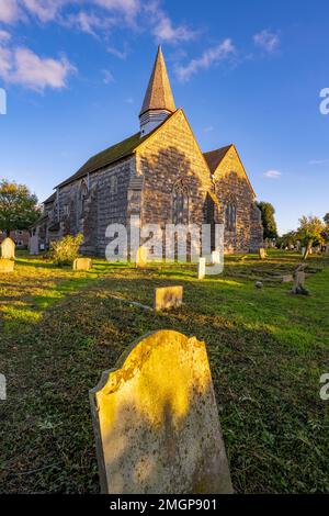 Der Kirchhof der St. Marys Kirche Lower Higham Kent Stockfoto