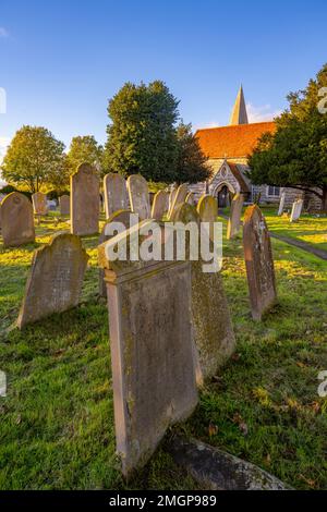 Der Kirchhof der St. Marys Kirche Lower Higham Kent Stockfoto