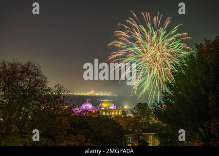 Gravesend Feuerwerk vom Windmill Hill über dem Sikh-Tempel. Stockfoto