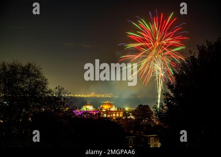 Gravesend Feuerwerk vom Windmill Hill über dem Sikh-Tempel. Stockfoto