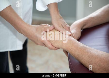 Hand-Ölmassage Hände Mann Nahaufnahme im Spa-Salon von professioneller Masseurin Stockfoto
