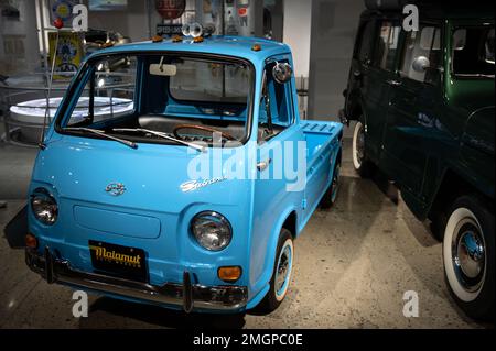 Ein alter, winziger blauer Pickup-Truck, ein Subaru Sambar 1966 der zweiten Generation Stockfoto