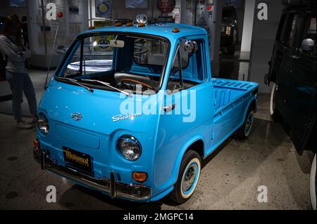 Ein alter, winziger blauer Pickup-Truck, ein Subaru Sambar 1966 der zweiten Generation Stockfoto