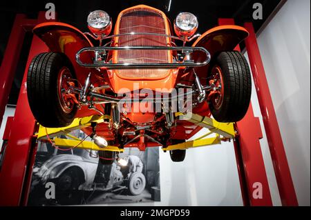 Hot Rod im Werkstattaufzug 1932 Ford Model 18 Roadster „Orange Twist“ Stockfoto