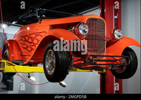 Hot Rod im Werkstattaufzug 1932 Ford Model 18 Roadster „Orange Twist“ Stockfoto