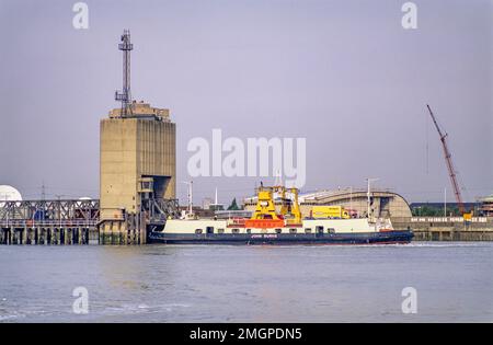 Die alte Woolwich-Fähre legte 1989 an der Nordseite des Flusses an Stockfoto