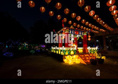 Die chinesische Neujahrsfeier ist in vielen Ländern ein großes Festival. Es gibt viele chinesische und thailändische Briefe auf diesem Bild für die Grußzeremonie und den Stockfoto