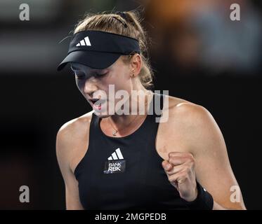 Melbourne, Australien. 26. Januar 2023. Elena Rybakina aus Kasachstan reagiert während des Halbfinalspiels der Frauen gegen Victoria Azarenka aus Belarus bei den Australian Open im Melbourne Park in Melbourne, Australien, am 26. Januar 2023. Kredit: Hu Jingchen/Xinhua/Alamy Live News Stockfoto