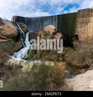 Blick auf den Wasserfall und die Staumauer des Elche-Reservoirs Stockfoto