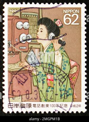 MOSKAU, RUSSLAND - 25. DEZEMBER 2022: In Japan gedruckte Briefmarken zeigen das 100. Jubiläum des Telefondienstes, ca. 1990 Stockfoto