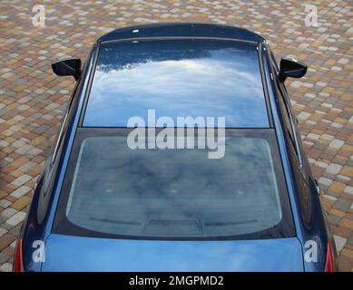 Fortlaufende Sicht Von Oben Auf Dem Dach Des Blue Car Stockfoto