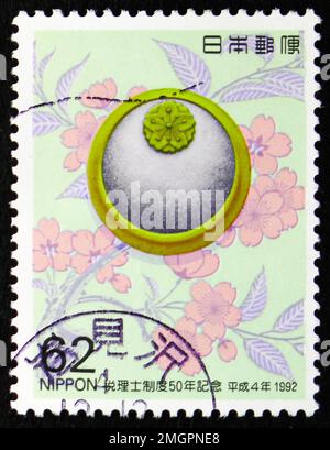 MOSKAU, RUSSLAND - 25. DEZEMBER 2022: Der in Japan gedruckte Poststempel zeigt den 50. Jahrestag des Tax Practitioners Act, ca. 1992 Stockfoto