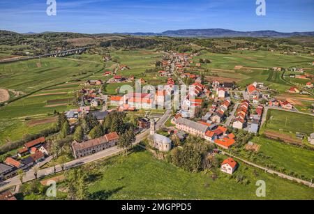 Luftaufnahme der Kleinstadt Brinje Kroatien Stockfoto