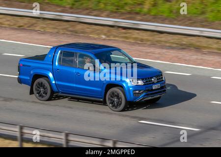 2020 Blue VW VOLKSWAGEN AMAROK AVENT BLK ED V6 4M DC TDI AVENTURA Black Edition Pickup-Truck mit Doppelkabine; Fahrt auf der Autobahn M61, Großbritannien Stockfoto