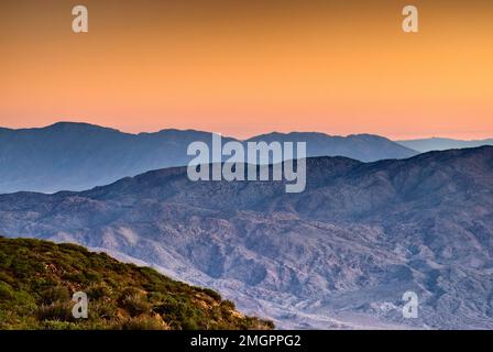 Sägezahn Mts und Vallecito Mts in der Anza Borrego Desert State Park bei Sonnenaufgang von Stephenson Peak auf Sunrise Highway in Laguna Mts Kalifornien gesehen, USA Stockfoto