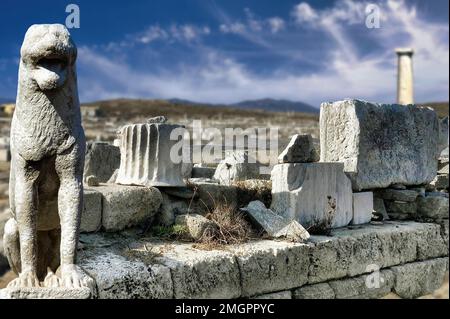 Ruinen und Marmorstatuen auf der griechischen Insel Delos. Die Architektur des antiken Griechenlands ist eines der größten Freilichtmuseen der Antike Stockfoto