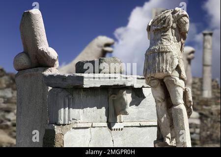 Ruinen und Marmorstatuen auf der griechischen Insel Delos. Die Architektur des antiken Griechenlands ist eines der größten Freilichtmuseen der Antike Stockfoto