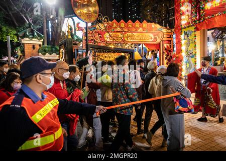 Gläubige betreten den Wong-Tai-Sin-Tempel in Hongkong, um ihre ersten Weihrauchstäbchen in drei Jahren nach der Pandemie zu verbrennen. Die Menschen strömten zum Tempel der Wong Tai Sin, um zum ersten Mal seit drei Jahren seit der COVID-Pandemie zu beten, als sie sich versammelten, um ihre ersten Joss-Stäbe zu verbrennen, um das Mondneujahr und das Jahr des Hasen im chinesischen Tierkreislauf zu feiern. Stockfoto