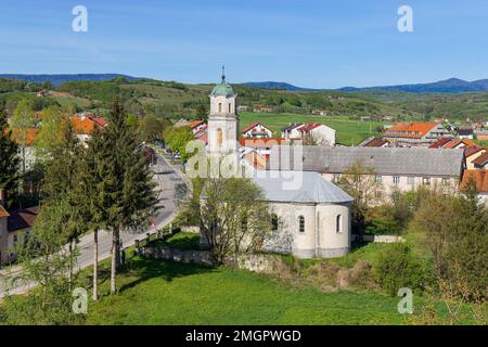 Panoramablick auf das Dorf Brinje in Kroatien Stockfoto