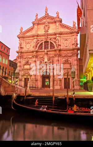 Italien, Venedig, die Kirche San Moise, barocke Fassade mit Gondel im Kanal Rio dei Barcaroli Stockfoto