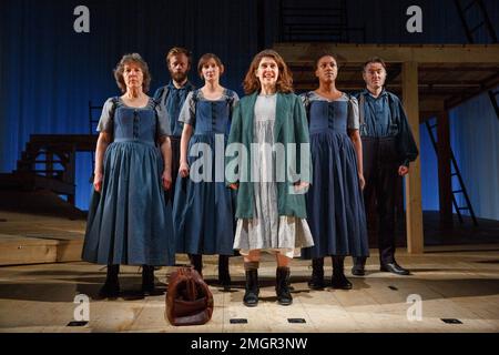 Im Zentrum: Madeleine Worrall (Jane) in JANE EYRE im Bristol Old Vic, Bristol, England 20/02/2014 eine Koproduktion mit dem National Theatre auf der Grundlage des Romans von Charlotte Bronte, entwickelt von der Firma Dramaturg: Mike Akers Komponist und musikalischer Regisseur: Benji Bower Set Design: Michael Vale Kostüme: Katie Sykes Beleuchtung: Aideen-Malone-Bewegung: Dan Canham Regisseur: Sally Cookson Stockfoto