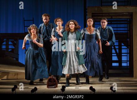 Zentrum: Madeleine Worrall (Jane) in JANE EYRE im Bristol Old Vic, Bristol, England 20/02/2014 eine Koproduktion mit dem National Theatre auf der Grundlage des Romans von Charlotte Bronte, entwickelt von der Firma Dramaturg: Mike Akers Komponist und musikalischer Regisseur: Benji Bower Set Design: Michael Vale Kostüme: Katie Sykes Beleuchtung: Aideen-Malone-Bewegung: Dan Canham Regisseur: Sally Cookson Stockfoto