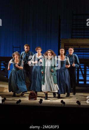 Mitte vorne: Madeleine Worrall (Jane) in JANE EYRE im Bristol Old Vic, Bristol, England 20/02/2014eine Koproduktion mit dem National Theatre basierend auf dem Roman von Charlotte Bronte, entwickelt von der Firma Dramaturg: Mike Akers Komponist und Musical Director: Benji Bower Set Design: Michael Vale Kostüme: Katie Sykes Beleuchtung: Aideen-Malone-Bewegung: Dan Canham Regisseur: Sally Cookson Stockfoto