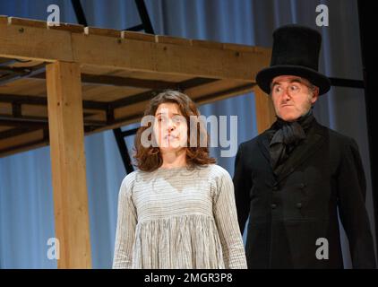 Madeleine Worrall (Jane), Craig Edwards (Lockwood) in JANE EYRE im Bristol Old Vic, Bristol, England 20/02/2014 eine Koproduktion mit dem National Theatre auf der Grundlage des Romans von Charlotte Bronte, entwickelt von der Firma Dramaturg: Mike Akers Komponist und musikalischer Regisseur: Benji Bower Design: Michael Vale Kostüme: Katie Sykes Lighting: Aideen Malone Bewegung: Dan Canham Regisseur: Sally Cookson Stockfoto