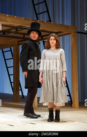 Craig Edwards (Lockwood), Madeleine Worrall (Jane) in JANE EYRE im Bristol Old Vic, Bristol, England 20/02/2014 eine Koproduktion mit dem National Theatre auf der Grundlage des Romans von Charlotte Bronte, entwickelt von der Firma Dramaturg: Mike Akers Komponist und musikalischer Regisseur: Benji Bower Design: Michael Vale Kostüme: Katie Sykes Lighting: Aideen Malone Bewegung: Dan Canham Regisseur: Sally Cookson Stockfoto