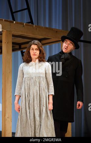 Madeleine Worrall (Jane), Craig Edwards (Lockwood) in JANE EYRE im Bristol Old Vic, Bristol, England 20/02/2014 eine Koproduktion mit dem National Theatre auf der Grundlage des Romans von Charlotte Bronte, entwickelt von der Firma Dramaturg: Mike Akers Komponist und musikalischer Regisseur: Benji Bower Design: Michael Vale Kostüme: Katie Sykes Lighting: Aideen Malone Bewegung: Dan Canham Regisseur: Sally Cookson Stockfoto