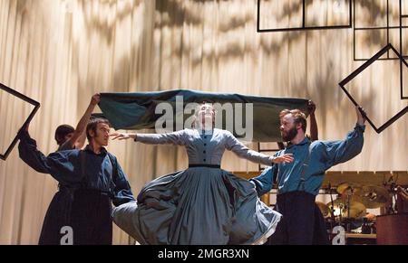 Zentrum: Madeleine Worrall (Jane) in JANE EYRE im Lyttelton Theatre, National Theatre (NT), London SE1 17/09/2015 eine Koproduktion mit dem Bristol Old Vic auf der Grundlage des Romans von Charlotte Bronte, entwickelt von der Firma Dramaturg: Mike Akers Komponist und musikalischer Regisseur: Benji Bower Design: Michael Vale Kostüme: Katie Sykes Lighting: Aideen Malone Bewegung: Dan Canham Regisseur: Sally Cookson Stockfoto