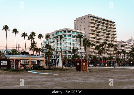 Sonnenaufgang an der beliebten Finikoudes Promenade in Larnaca, Zypern. Stockfoto