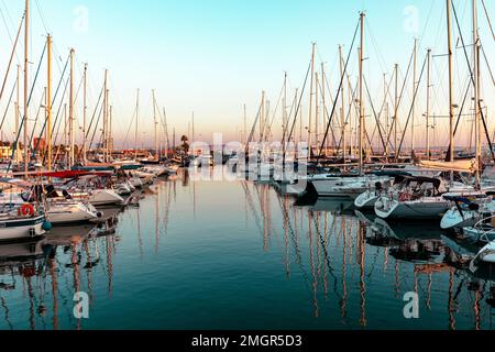 Wunderschöner Sonnenaufgang im Yachthafen von Larnaka. Geparkte Yachten, blauer Himmel. Finikoudes in Larnaka, Zypern. Stockfoto