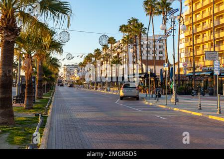 Sonnenaufgang an der beliebten Finikoudes Promenade in Larnaca, Zypern. Stockfoto