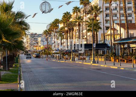 Sonnenaufgang an der beliebten Finikoudes Promenade in Larnaca, Zypern. Stockfoto