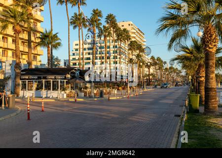 Sonnenaufgang an der beliebten Finikoudes Promenade in Larnaca, Zypern. Stockfoto