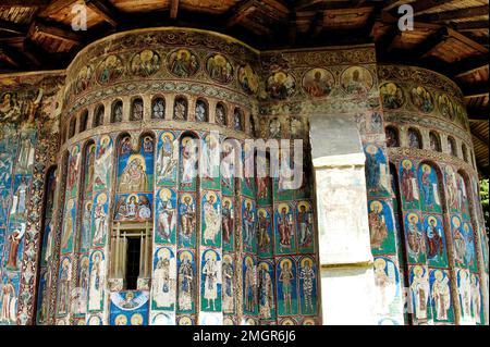 Kloster Voronet, gegründet im 15. Jahrhundert, befindet sich in Voronet, Rumänien. Steinkirchliches Gebäude der christlich-orthodoxen Kirche, erbaut mit bemalten Mauern Stockfoto