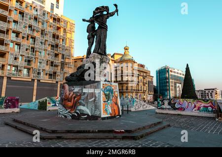 Altes historisches Denkmal auf dem Märtyrerplatz mit al-Amin-Moschee und St. Georges-Kathedrale im Hintergrund. Beirut, Libanon. Stockfoto