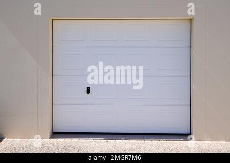 Moderne Garage, Einzeltür Haus Fassade Gebäude Stockfoto