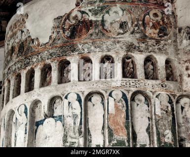 Kloster Voronet, gegründet im 15. Jahrhundert, befindet sich in Voronet, Rumänien. Steinkirchliches Gebäude der christlich-orthodoxen Kirche, erbaut mit bemalten Mauern Stockfoto