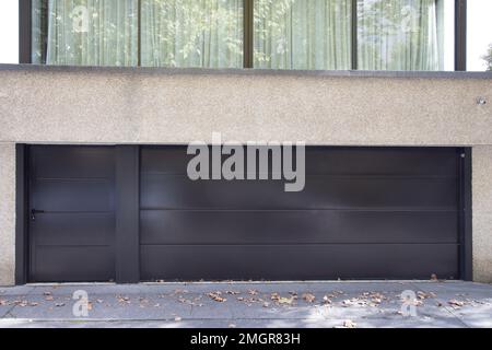Modernes Portalhaus mit Garage und Zugangstür zum Vorstadthaus Stockfoto