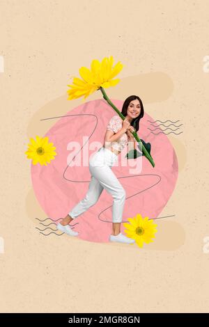 Collage Porträtfoto der jungen niedlichen hübschen Frau Drag große gelbe Gerbera Geschenk Freund erstes Date Frühlingszeit isoliert auf beigem Hintergrund Stockfoto