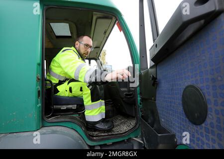 Zagreb, Kroatien. 26. Januar 2023. Am 26. Januar 2023 sammelt der Bürgermeister der Stadt Zagreb Tomislav Tomasevic zusammen mit den Arbeitern des Zagreb Public Sanitation Company in Cistoca Müll auf den Straßen der Stadt in Zagreb, Kroatien. Der viertägige Streik der Sanitärarbeiter ist beendet, nachdem eine Vereinbarung mit dem Bürgermeister Tomasevic getroffen wurde, der zusammen mit den Arbeitern die Stadt für die nächsten Stunden als "Assistenzarbeiter" reinigt. Foto: Robert Anic/PIXSELL/Alamy Live News Stockfoto