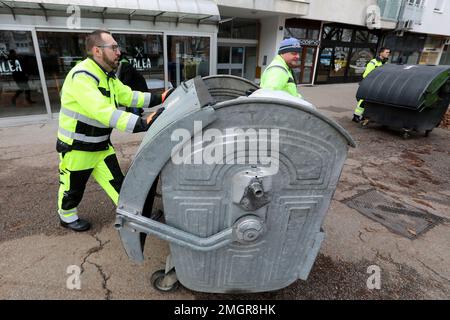 Zagreb, Kroatien. 26. Januar 2023. Am 26. Januar 2023 sammelt der Bürgermeister der Stadt Zagreb Tomislav Tomasevic zusammen mit den Arbeitern des Zagreb Public Sanitation Company in Cistoca Müll auf den Straßen der Stadt in Zagreb, Kroatien. Der viertägige Streik der Sanitärarbeiter ist beendet, nachdem eine Vereinbarung mit dem Bürgermeister Tomasevic getroffen wurde, der zusammen mit den Arbeitern die Stadt für die nächsten Stunden als "Assistenzarbeiter" reinigt. Foto: Robert Anic/PIXSELL/Alamy Live News Stockfoto