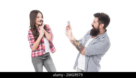 Glücklicher Vatertag für meinen Vater. Bärtiger Mann fotografieren Mädchen mit gefälschtem Schnurrbart. Vatertag Stockfoto