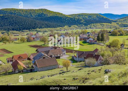 Panoramablick auf das Dorf Brinje in Kroatien Stockfoto