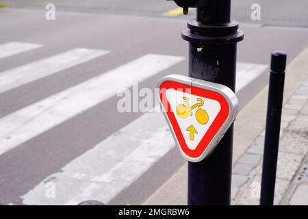 Radfahrer im Stadtverkehr, Schild mit Autorisierung, um geradeaus auf eine Kreuzung zu fahren Stockfoto