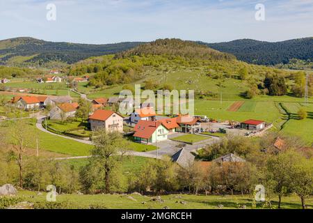 Panoramablick auf das Dorf Brinje in Kroatien Stockfoto