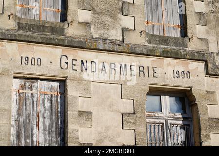 Gendarmerie Nationale 1900 Zeichen Logo auf dem Gebäude alte Fassade bedeutet französische Militärpolizei Stockfoto